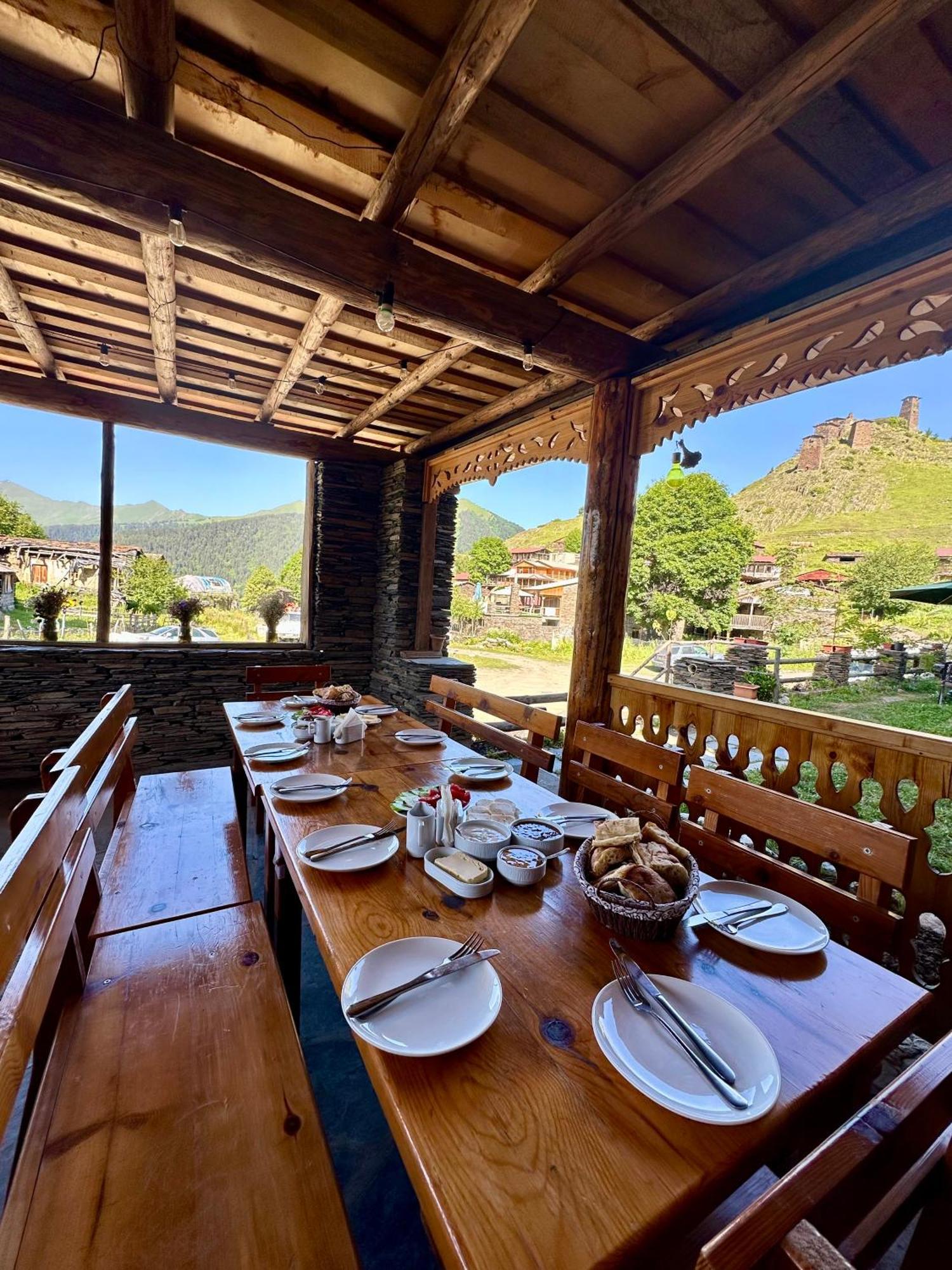 Guesthouse Lasharai Omalo Екстериор снимка